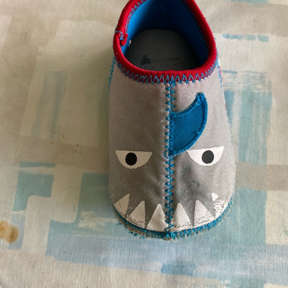 someone help me where I can get an identical pair or someone who sells them6-12M